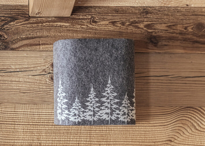 Applique murale motif forêt en laine feutrée...