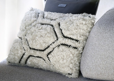 Coussin en fausse fourrure 2 coloris – Sheep Catia Luca