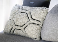 Coussin en fausse fourrure 2 coloris – Sheep Catia Luca