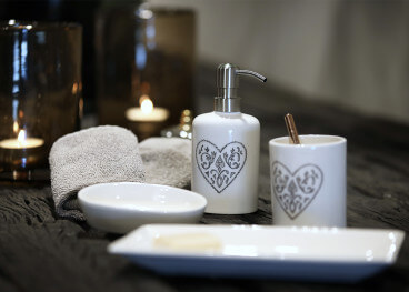 Set de 4 accessoires de salle de bain - Coeur par Catia Luca