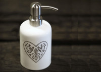 Set de 4 accessoires de salle de bain - Coeur par Catia Luca