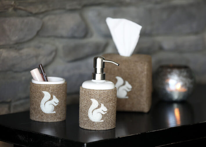 Accessoires de salle de bain en cuir motif...