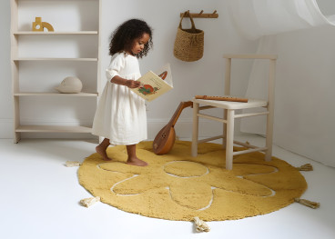 Tapis enfant rond jaune mangue à pompons – Yva Nattiot 2