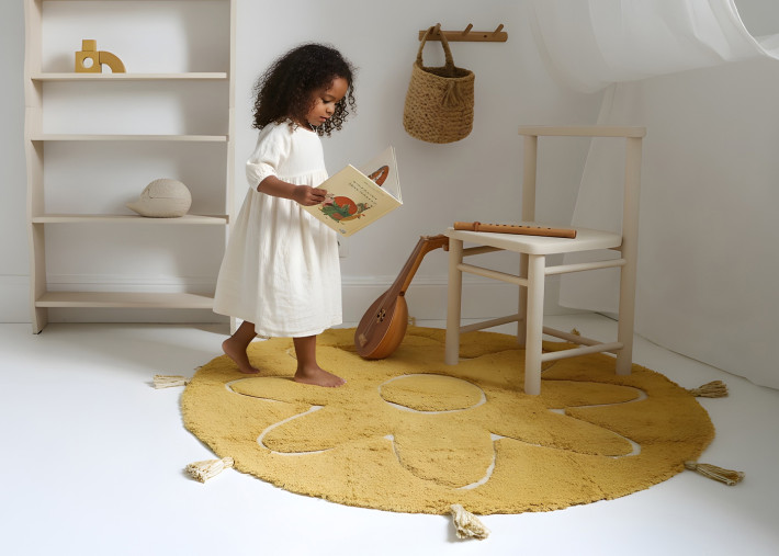 Tapis enfant rond jaune mangue à pompons – Yva...