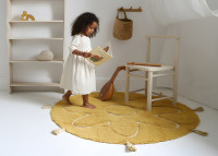 Tapis enfant rond jaune mangue à pompons – Yva Nattiot