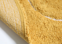 Tapis enfant rond jaune mangue à pompons – Yva Nattiot