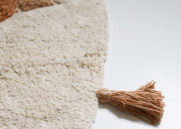 Tapis enfant rond caramel et écru – Bohobird par Nattiot