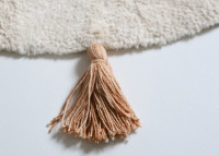 Tapis enfant rond caramel et écru – Bohobird par Nattiot