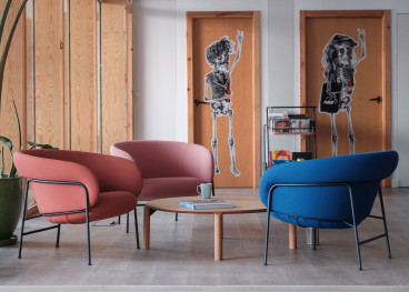 Fauteuil design Ginger Lounge en métal – vue de trois quarts