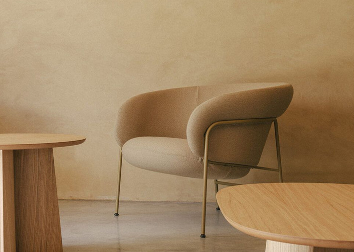 Fauteuil design Ginger Lounge en métal et tissu – vue de trois quarts
