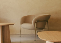 Fauteuil design Ginger Lounge en métal et tissu – vue de trois quarts