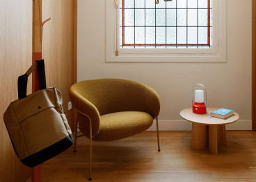 Fauteuil design Ginger Lounge en métal – vue de trois quarts 2