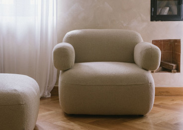 Fauteuil Gumi avec accoudoirs Ondarreta dans un salon
