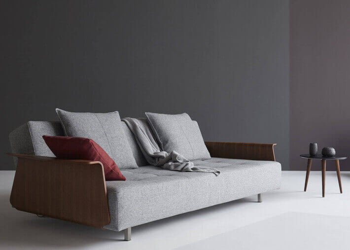 CANAPE DESIGN DANOIS AVEC ACCOUDOIRS EN NOYER ET TEXTILE GRIS LONG HORN PAR INNOVATION LIVING