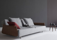 CANAPE DESIGN DANOIS AVEC ACCOUDOIRS EN NOYER ET TEXTILE GRIS LONG HORN PAR INNOVATION LIVING