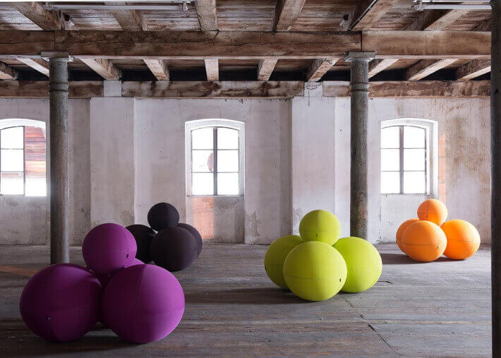 ASSISE ORIGINALE 3 PLACES COMPOSEE DE BALLES CONFORTABLES - 36 COULEURS - BALL MODULAR PAR LINA FURNITURE