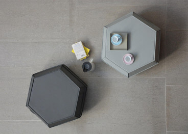 TABLE D'APPOINT OU POUF HEXAGONAL EN CUIR GRIS CLAIR OU FONCE - ASMUS PAR JANKURTZ 2