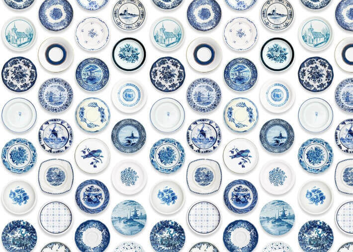 PAPIER PEINT MOTIFS ASSIETTES VINTAGE EN PORCELAINE BLEUE PAR STUDIO DITTE