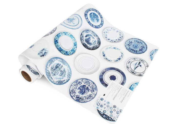 PAPIER PEINT MOTIFS ASSIETTES VINTAGE EN PORCELAINE BLEUE PAR STUDIO DITTE