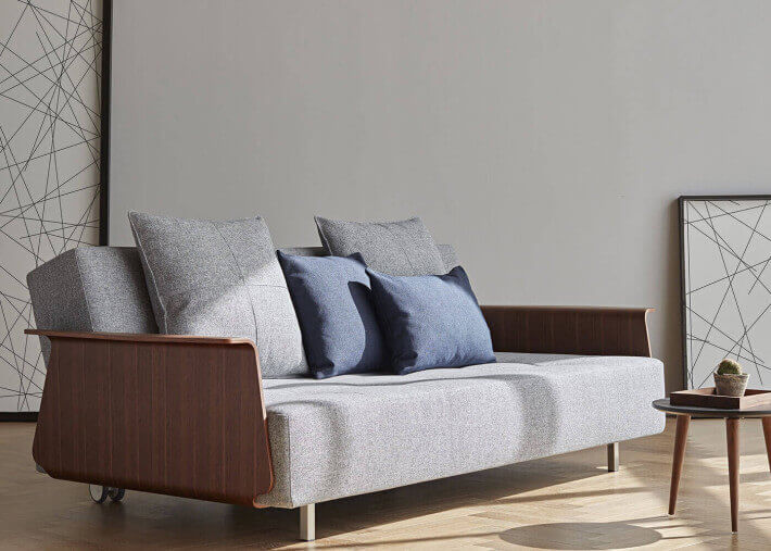 CANAPE DESIGN DANOIS AVEC ACCOUDOIRS EN NOYER ET TEXTILE GRIS LONG HORN PAR INNOVATION LIVING
