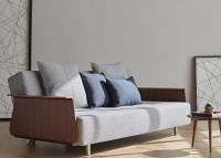 CANAPE DESIGN DANOIS AVEC ACCOUDOIRS EN NOYER ET TEXTILE GRIS LONG HORN PAR INNOVATION LIVING