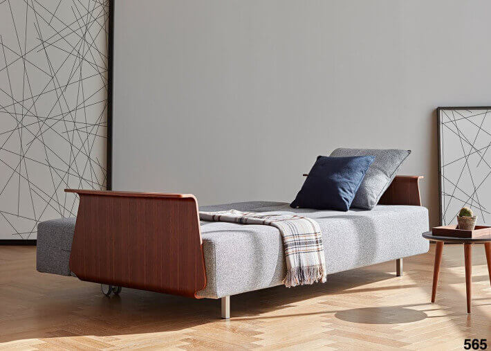 CANAPE DESIGN DANOIS AVEC ACCOUDOIRS EN NOYER ET TEXTILE GRIS LONG HORN PAR INNOVATION LIVING