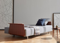 CANAPE DESIGN DANOIS AVEC ACCOUDOIRS EN NOYER ET TEXTILE GRIS LONG HORN PAR INNOVATION LIVING