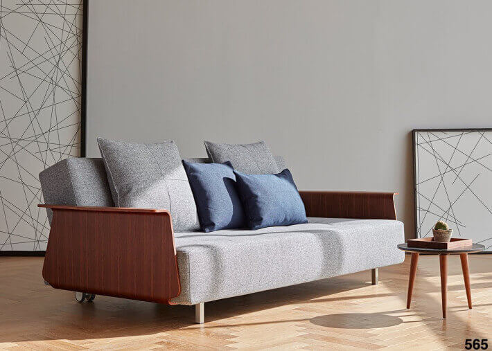 CANAPE DESIGN DANOIS AVEC ACCOUDOIRS EN NOYER ET TEXTILE GRIS LONG HORN PAR INNOVATION LIVING