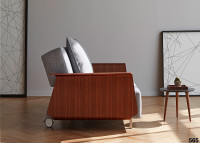 CANAPE DESIGN DANOIS AVEC ACCOUDOIRS EN NOYER ET TEXTILE GRIS LONG HORN PAR INNOVATION LIVING