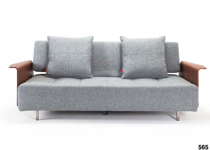 CANAPE DESIGN DANOIS AVEC ACCOUDOIRS EN NOYER ET TEXTILE GRIS LONG HORN PAR INNOVATION LIVING