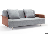 CANAPE DESIGN DANOIS AVEC ACCOUDOIRS EN NOYER ET TEXTILE GRIS LONG HORN PAR INNOVATION LIVING