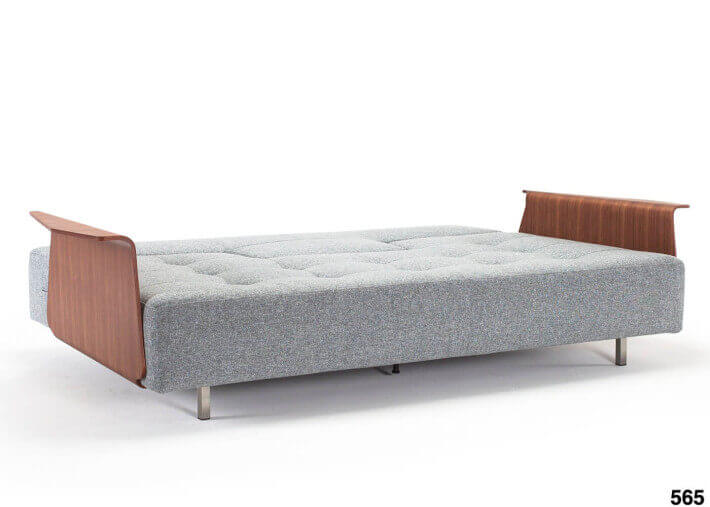 CANAPE DESIGN DANOIS AVEC ACCOUDOIRS EN NOYER ET TEXTILE GRIS LONG HORN PAR INNOVATION LIVING