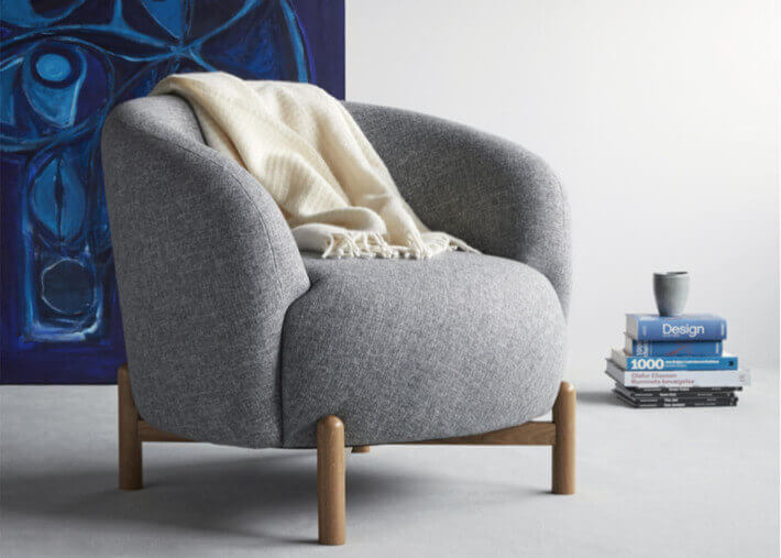 FAUTEUIL PIEDS FUSEAU BOIS FONCE - 35 COULEURS AU CHOIX - HOLME PAR KRAGELUND