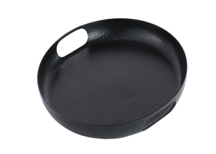 PLATEAU ROND AVEC ANSES EN METAL MARTELE NOIR MAT - NESSE PAR ANGEL DES MONTAGNES