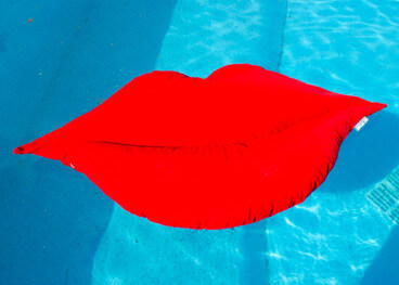 POUF GEANT ORIGINAL FORME BOUCHE ROUGE USAGE  INTERIEUR EXTERIEUR - MX HOME 2