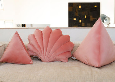 Coussin fantaisie en forme de berlingot en velours - mx home 2