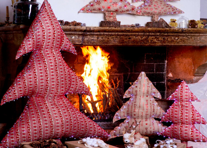 SAPIN DE NOEL DESIGN SCANDINAVE EN JUTE IMPRIME CERF ET SAPIN ROUGES LED INTEGRE H 70 OU 150 CM - MX HOME