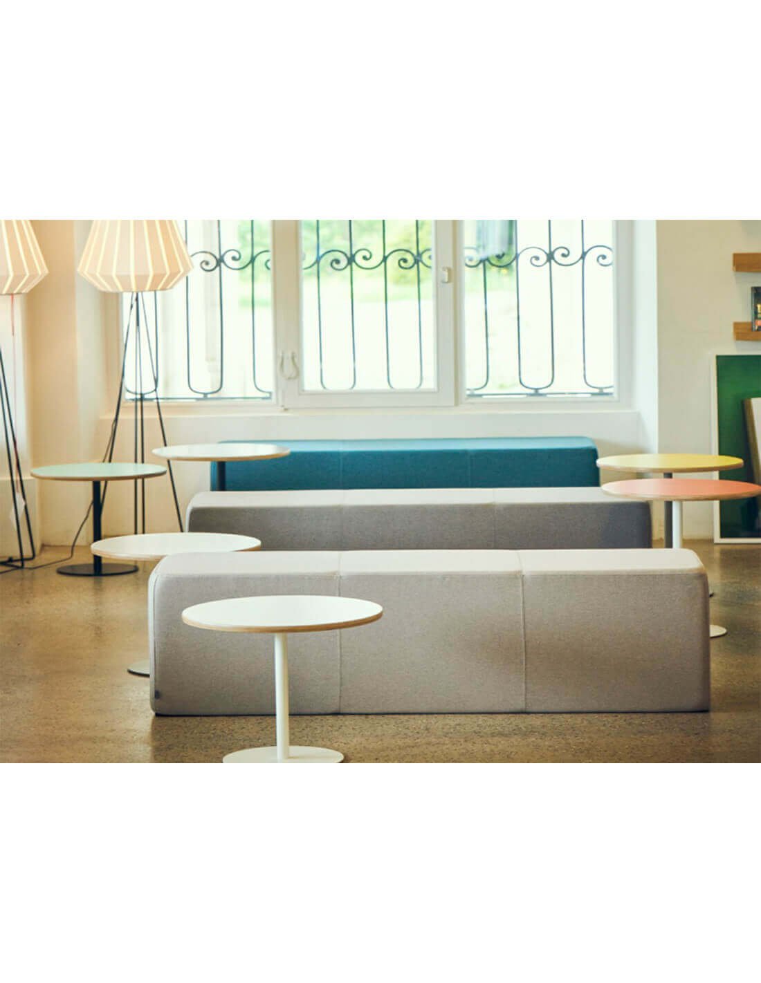 Petite salle d'attente aménagée avec fauteuils et table basse