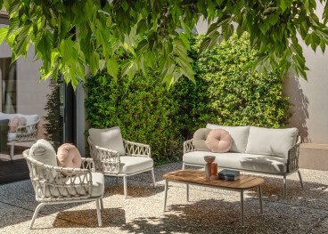 Aménagement de jardin tendance avec plantations et espace de vie extérieur