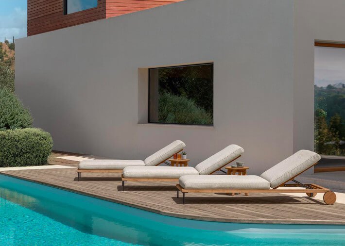Bain de soleil design installé au bord d’une piscine Bain de soleil design installé au bord d’une piscine