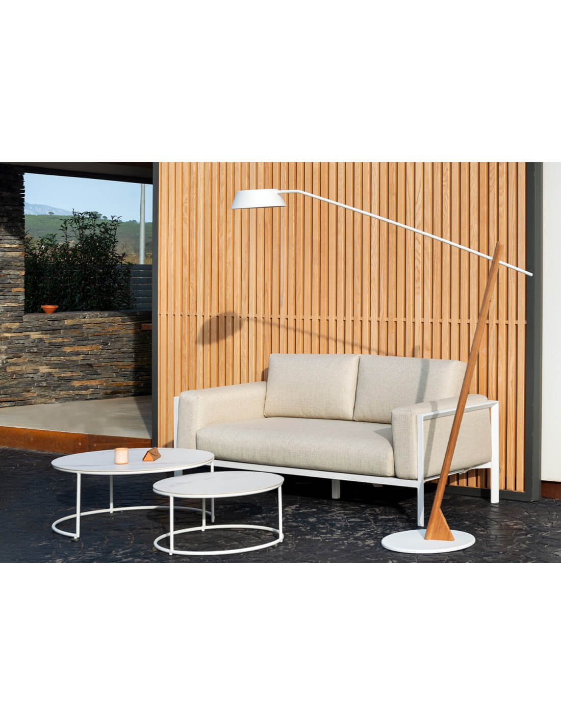 Terrasse extérieure design avec éclairage et espace détente