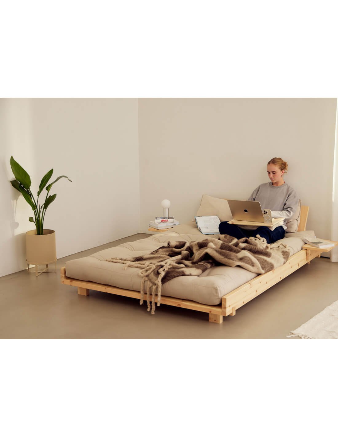 Chambre d’ado design avec un canapé-lit en bois minimaliste Chambre d’ado design avec un canapé-lit en bois minimaliste