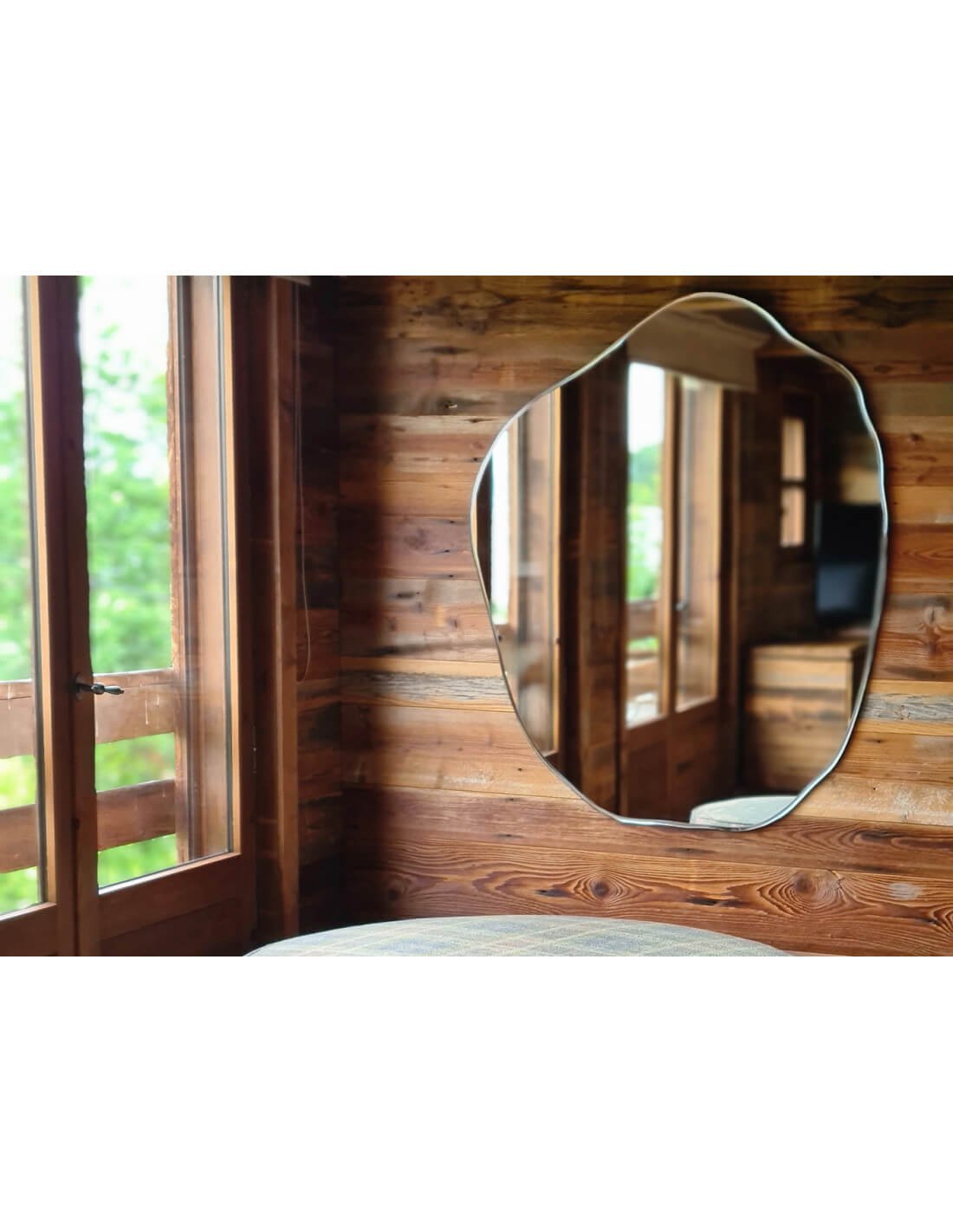 Décoration d’un petit espace avec miroir, luminaires et mobilier aux proportions adaptées Décoration d’un petit espace avec miroir, luminaires et mobilier aux proportions adaptées