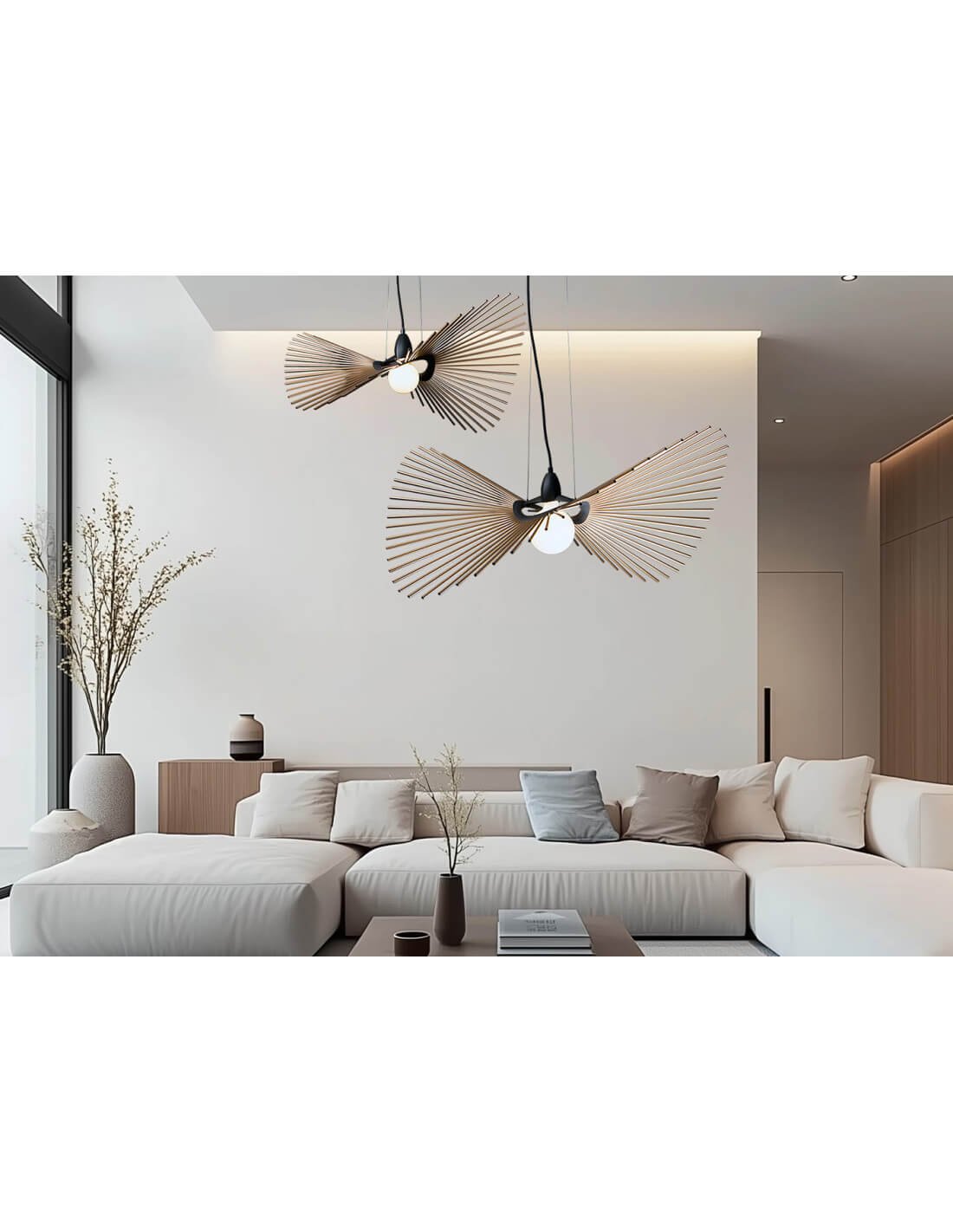 Lampes suspendues design avec abat-jour en fines lattes au-dessus d’un canapé blanc contemporain.