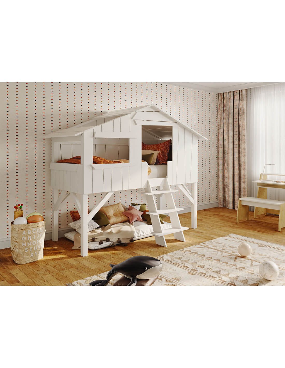 Lit cabane enfant blanc en forme de chalet surélevé avec échelle, dans une chambre décorée.