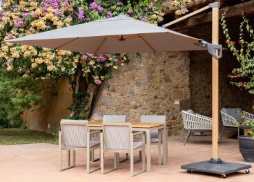 Parasol design contemporain aménagé sur une terrasse
