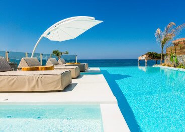 Parasol design avec toile et structure élégantes dans un jardin