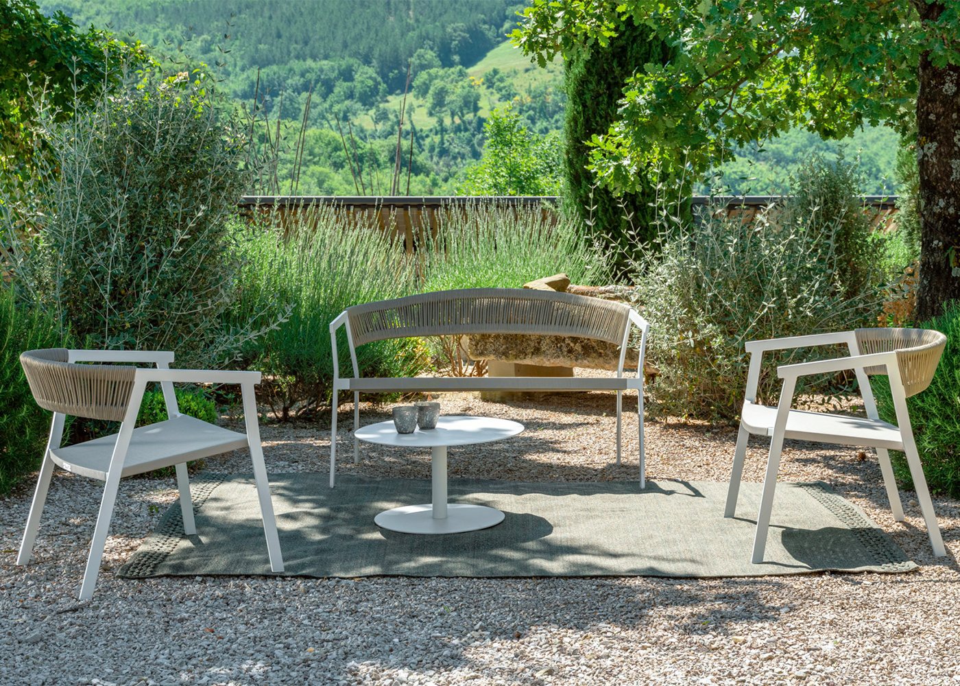 Petit salon de jardin adapté à une terrasse de dimensions réduites Petit salon de jardin adapté à une terrasse de dimensions réduites