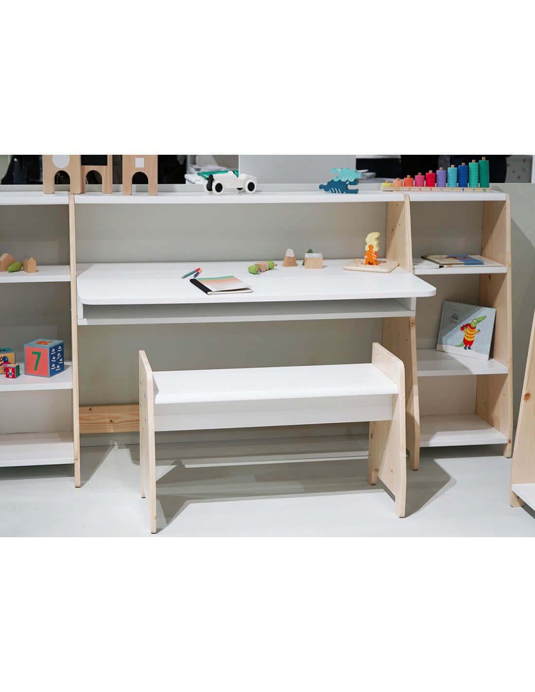 Rangement ouvert pour organiser les jouets et activités d’un enfant