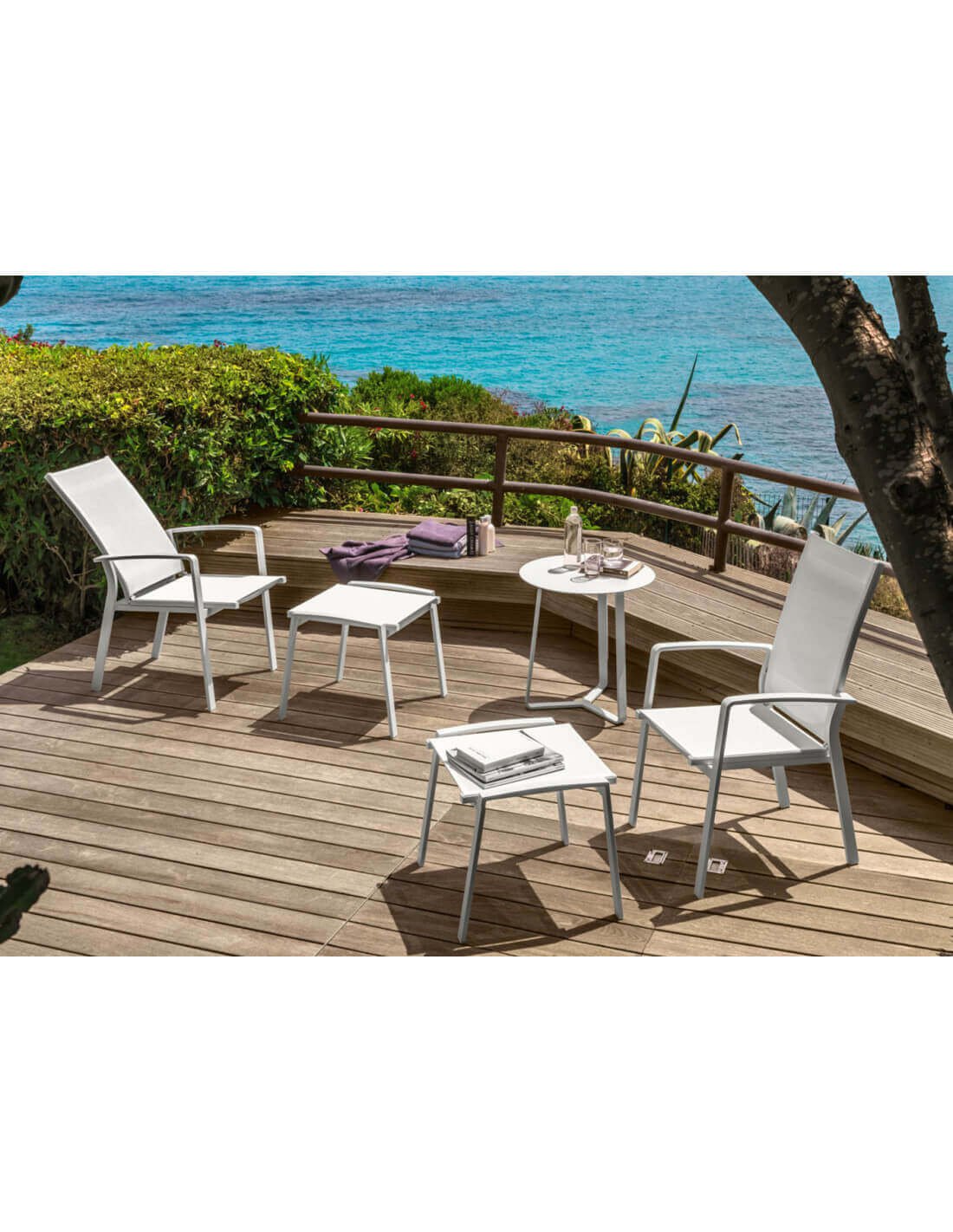 Aménagement d'une terrasse design avec mobilier extérieur contemporain